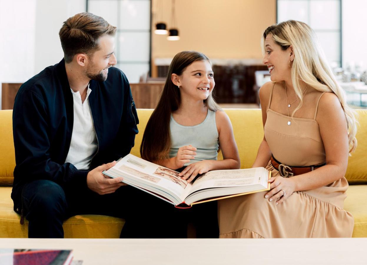 Ette Luxury Hotel & Spa Four Corners Esterno foto A family at the 2019 Toronto International Film Festival