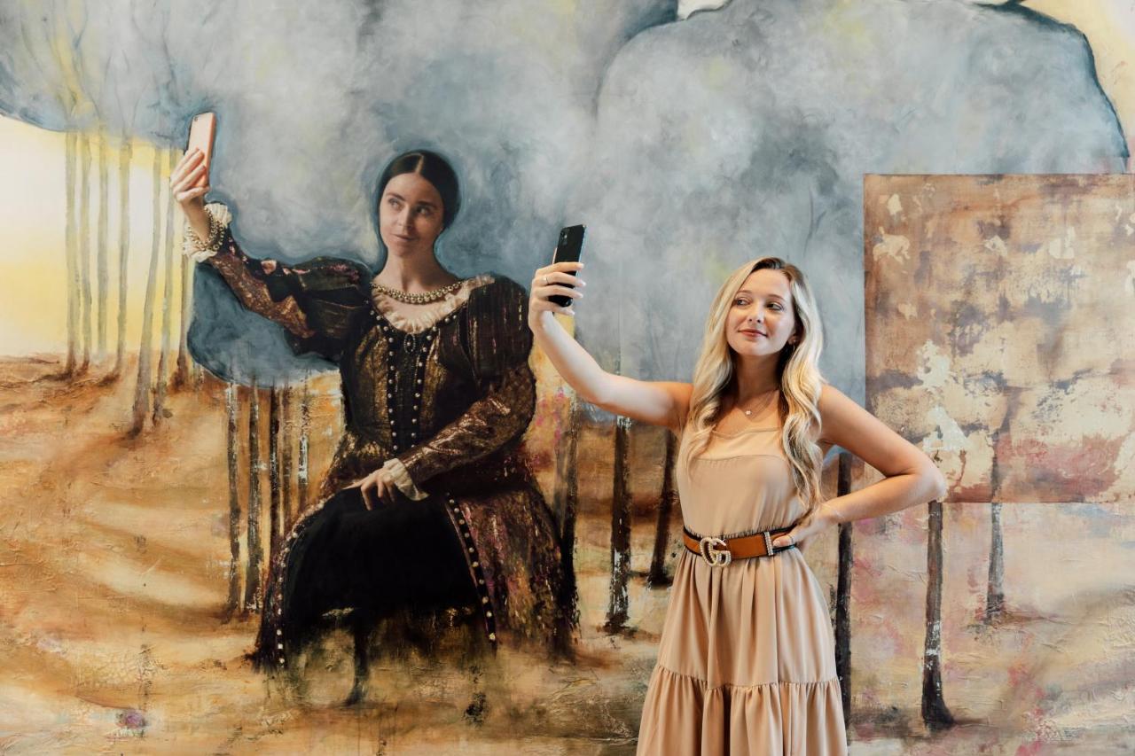Ette Luxury Hotel & Spa Four Corners Esterno foto Self-portrait with a model