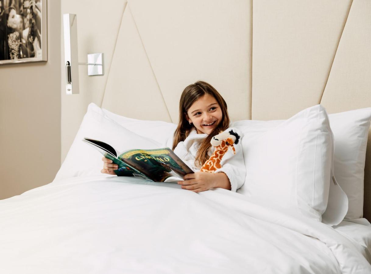 Ette Luxury Hotel & Spa Four Corners Esterno foto A child in a hotel room