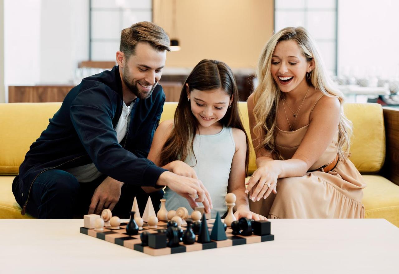 Ette Luxury Hotel & Spa Four Corners Esterno foto A family playing chess