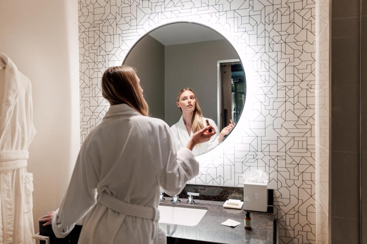 Ette Luxury Hotel & Spa Four Corners Esterno foto A woman in a bathrobe