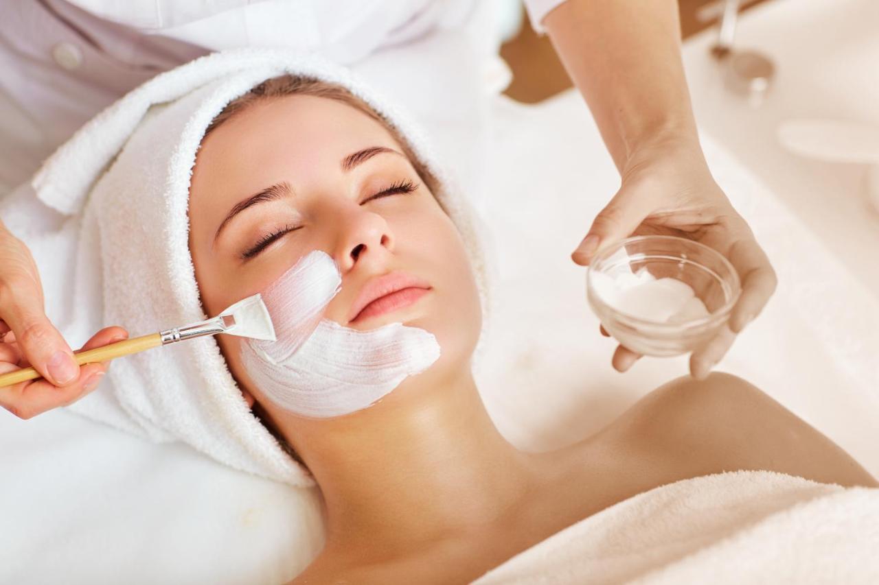 Ette Luxury Hotel & Spa Four Corners Esterno foto A woman receiving a facial treatment